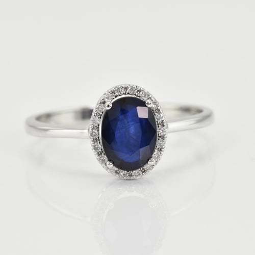 Halo Verlobungsring mit ovalem Saphir und Diamanten Arya