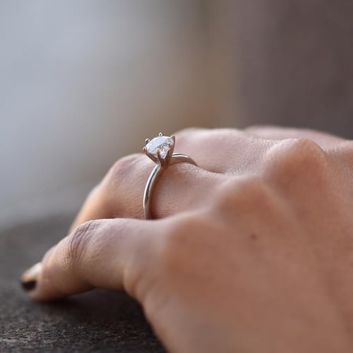 Goldener Verlobungsring mit Moissanit Mala