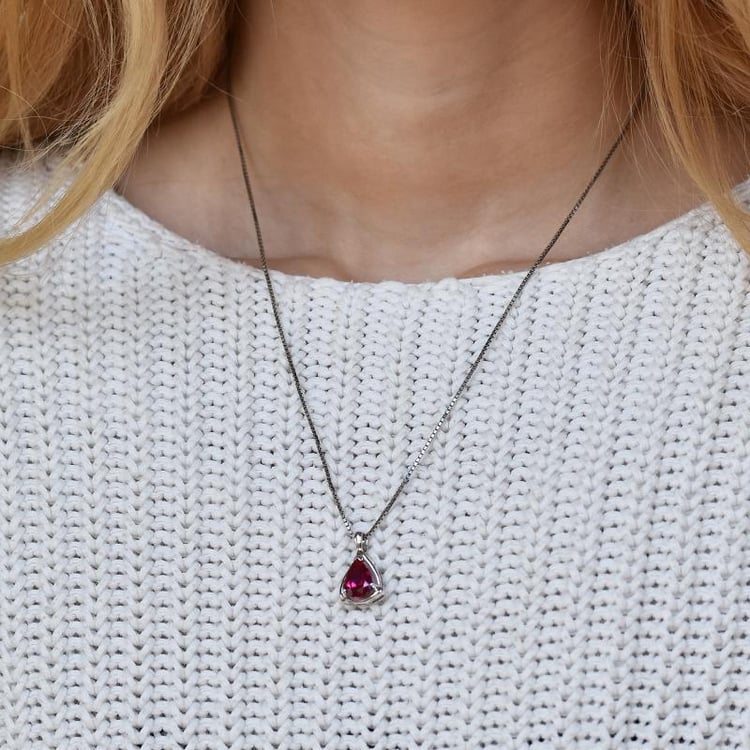 Rubin Anhänger auf dem Hals 4563