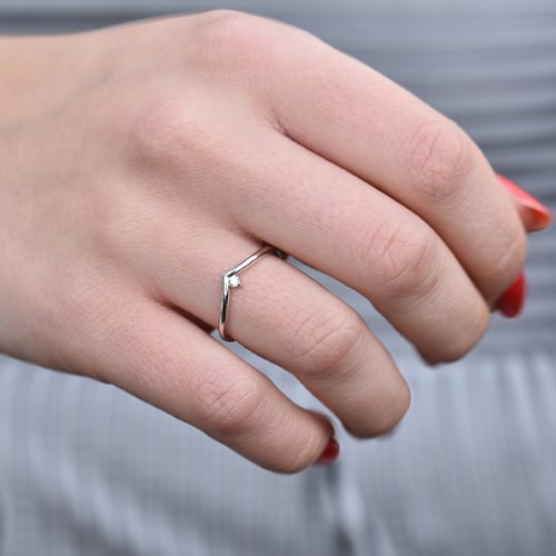 Eleganter Ring in V-Form mit Diamant Doreen