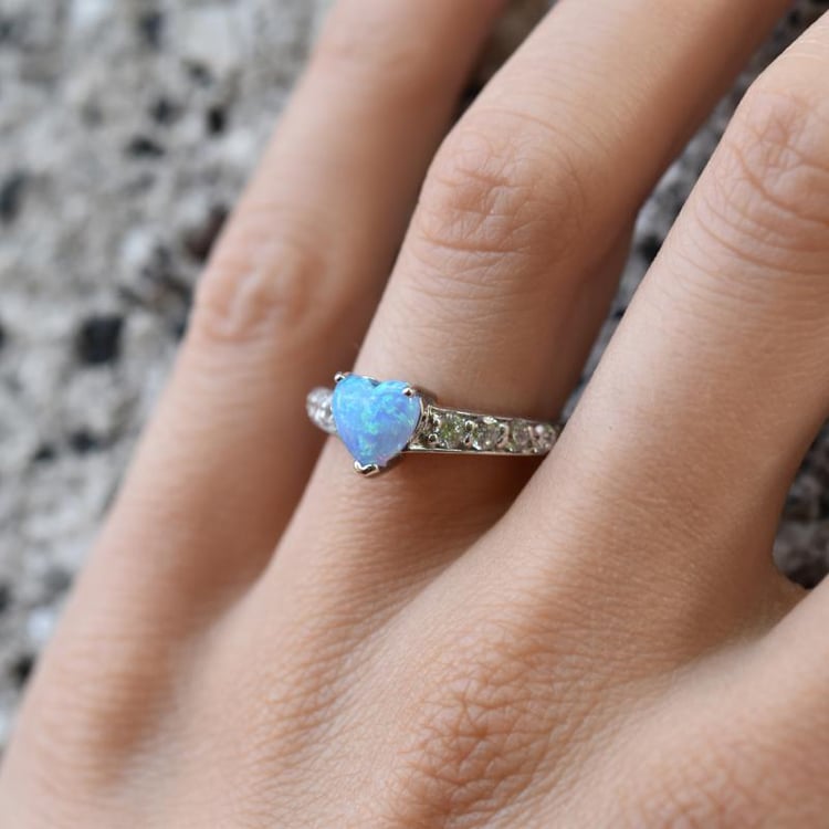 Silberner Ring mit Opal in Herzform Bailey 11098