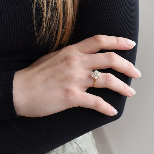 Ring mit Blume aus Diamanten Yuriy