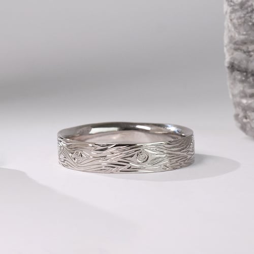Eheringe mit einer Gravur wie eine Holzmaserung und Diamanten Dyanna