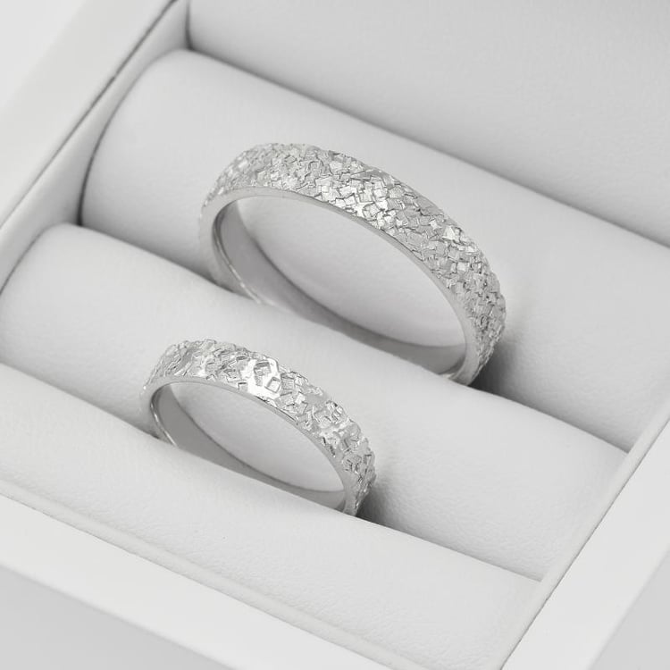 Goldene Ehringe mit Relief 37740