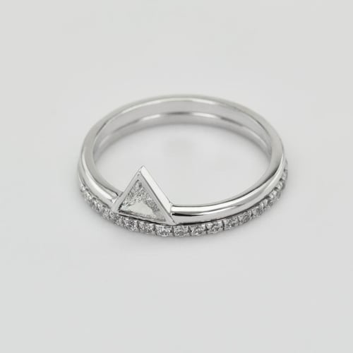 Goldset von Eternity Ring und Ring mit Trillion-Diamant Hylia