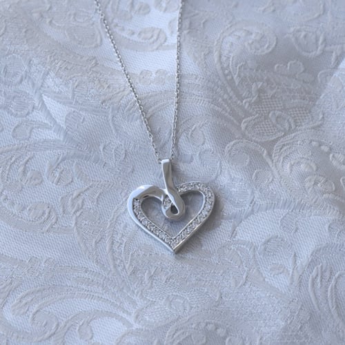 Herz aus Gold mit Diamanten in einer Anhänger Savita