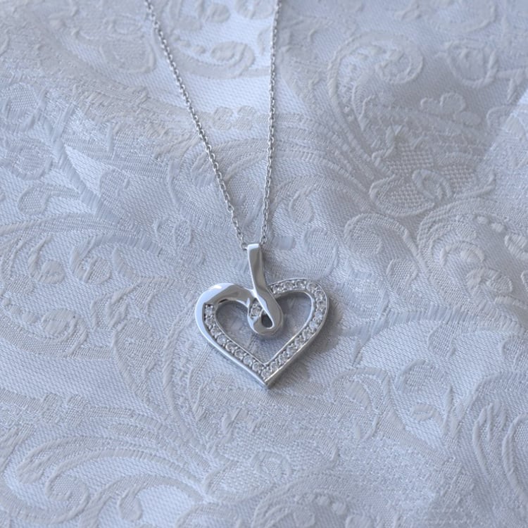 Herz aus Gold mit Diamanten in einer Anhänger Savita 63249