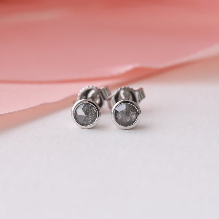 Goldene Ohrstecker mit 0.44ct Salt and Pepper Diamanten Haliena 75449