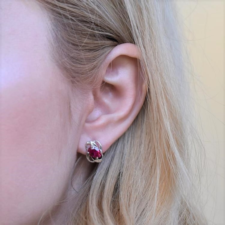 Silberne Ohrstecker mit Rubinen Sanvali 104572