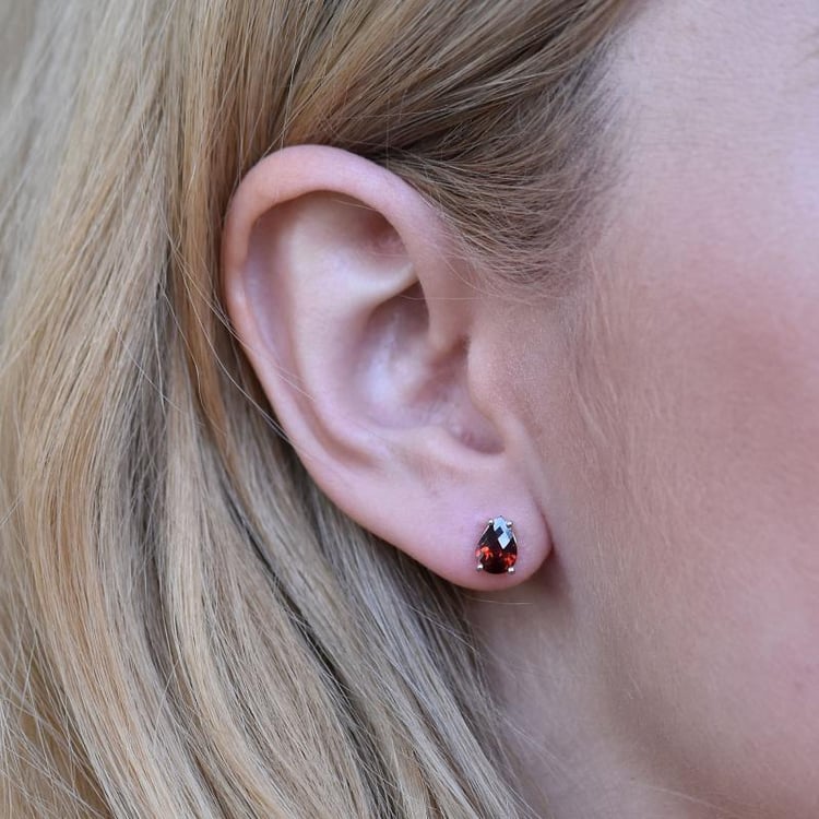 Goldene Ohrringe mit Pear Granat Reata 28121