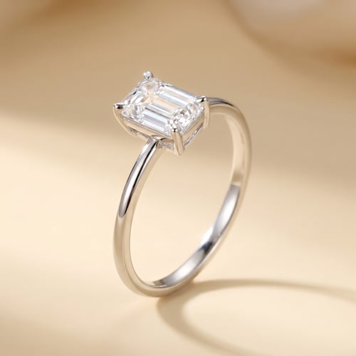 Verlobungsring mit Buchstaben und Lab Grown Diamanten im Emeraldschliff Olson