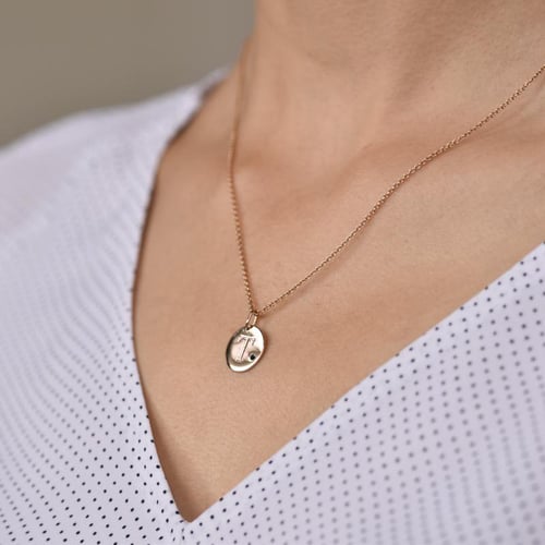 Anhänger mit schwarzem Diamant und Gravur eines Buchstabens Sager