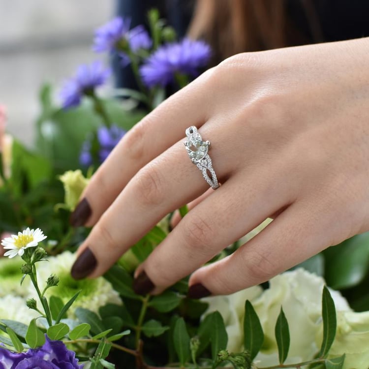 Ring mit Amethyst und Zirkonia auf dem Finger 40522