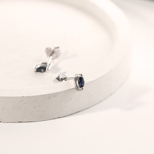 Minimalistische Ohrstecker mit blauen Saphiren Daina
