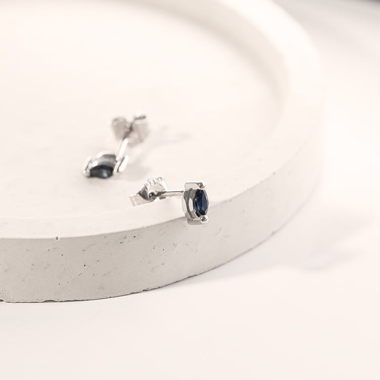 Minimalistische Ohrstecker mit blauen Saphiren Daina 121570