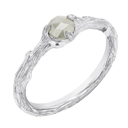 Goldener Ring im Holzdesign mit einem Salt and Pepper Diamanten Lilia