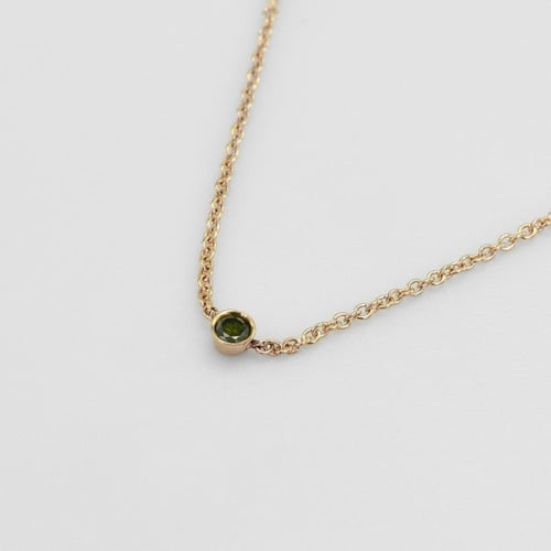 Silberne minimalistische Kette mit einem grünen Diamanten Glosie