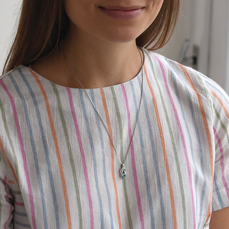 Topas Anhänger mit Zirkonia auf dem Hals 66429