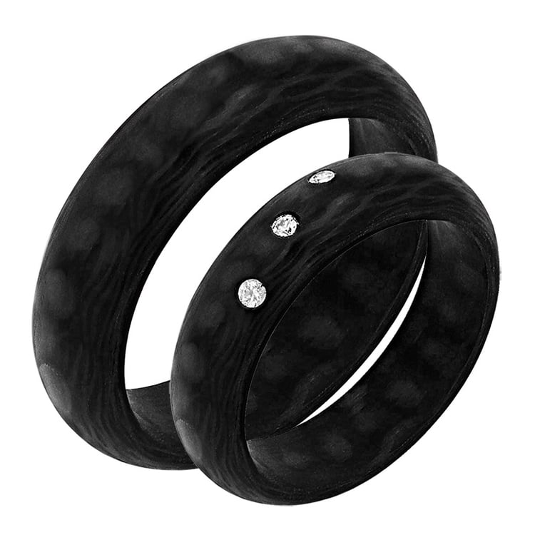 Halbrunde Trauringe aus Carbon mit drei Diamanten Zimzi