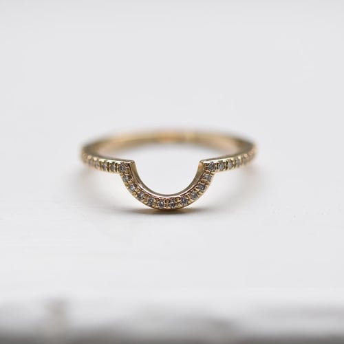 Geformter Trauring voller Diamante Tessie