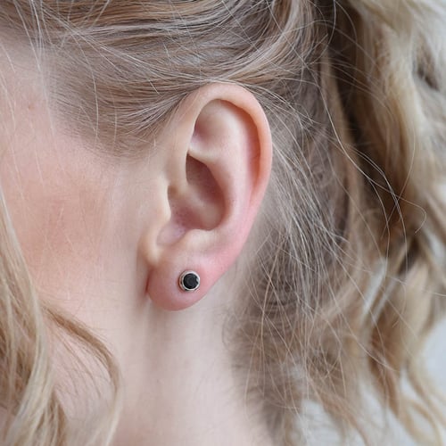 Silberne Ohrstecker mit schwarzen Diamanten in Bezelfassung Wetty