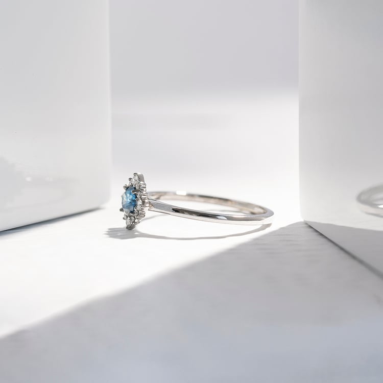 Verlobungsring mit einem IGI zertifizierten 0.31 ct blauen Lab Grown Diamanten Febe 111348