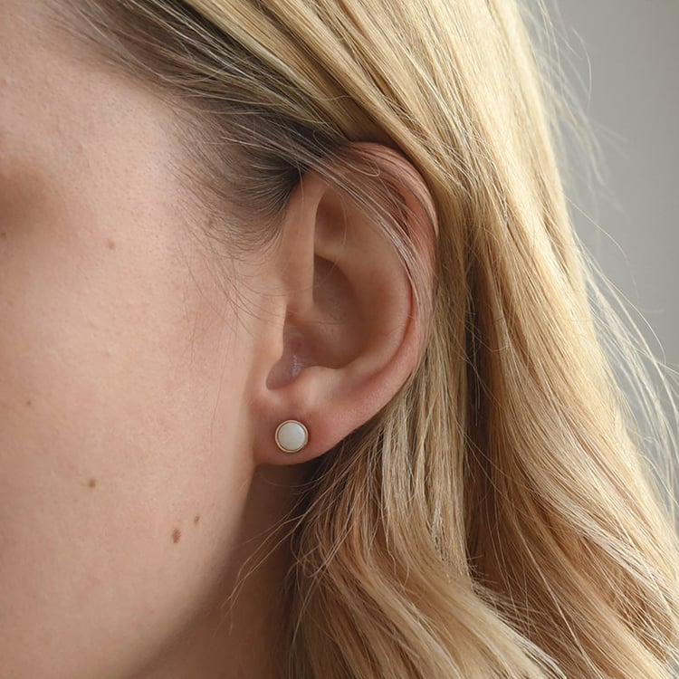 Minimalistische Goldohrringe mit weißen Opalen Aurinda 72132