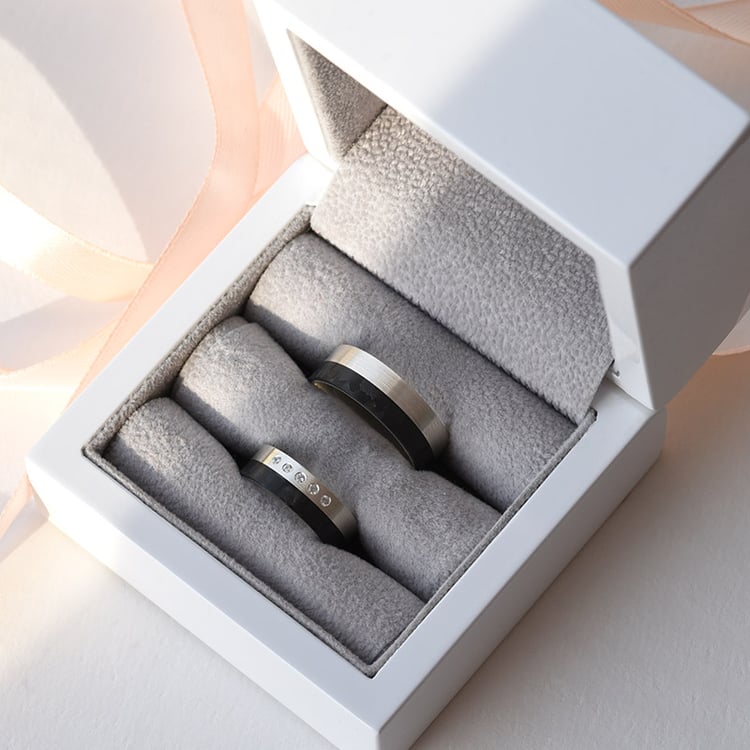 Flache Trauringe aus Carbon und Gold mit Diamanten Pharaz 77690