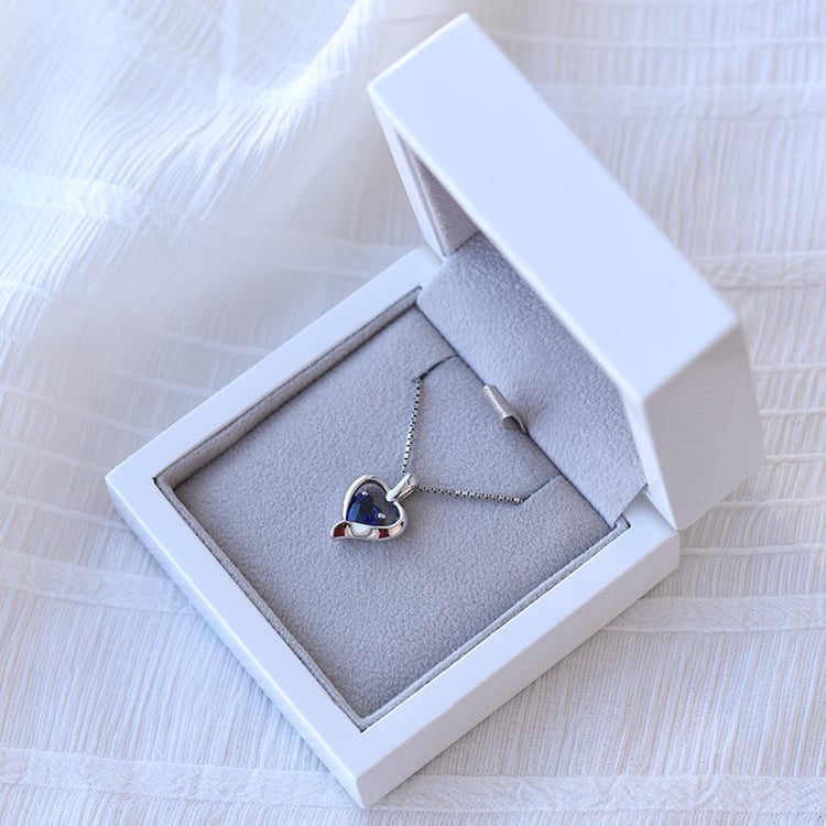 Silberner Anhänger mit blauem Saphir als Herzmotiv Lovelyn 69117