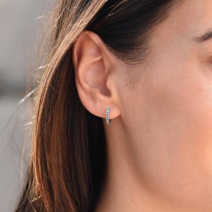 Elegante Creolen mit blauen Diamanten Gomati