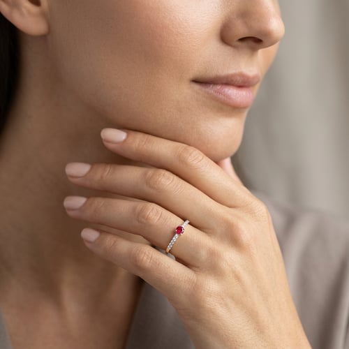 Silberring mit Rubin und seitlichen Lab Grown Diamanten Tyla