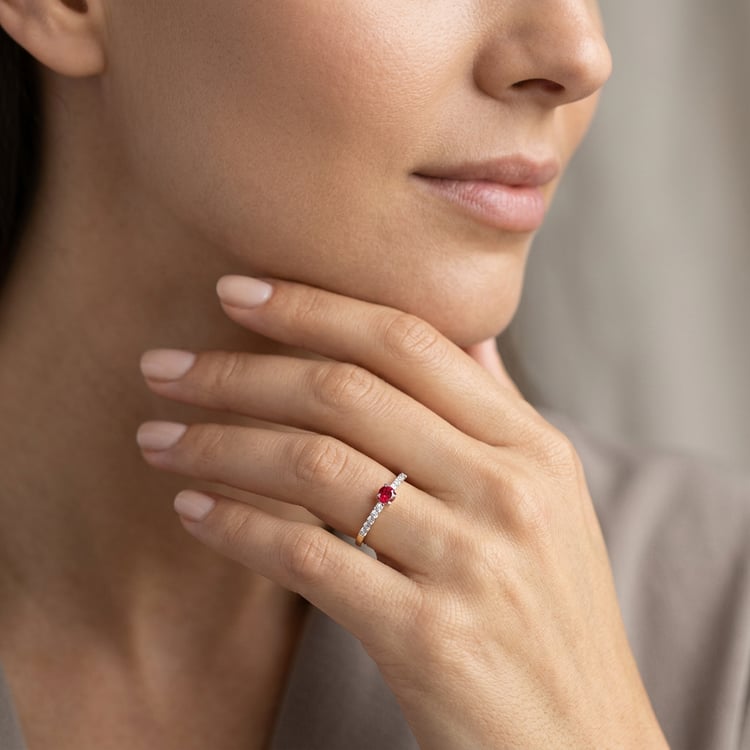 Silberring mit Rubin und seitlichen Lab Grown Diamanten Mikey 169195