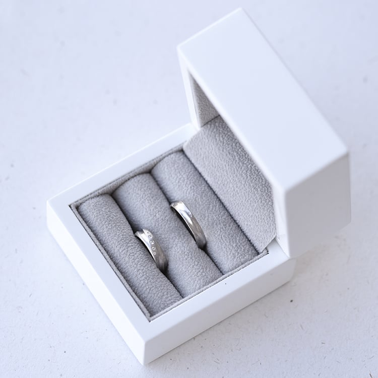 Goldene Trauringe mit matter Oberfläche und Diamanten Wynia 59066