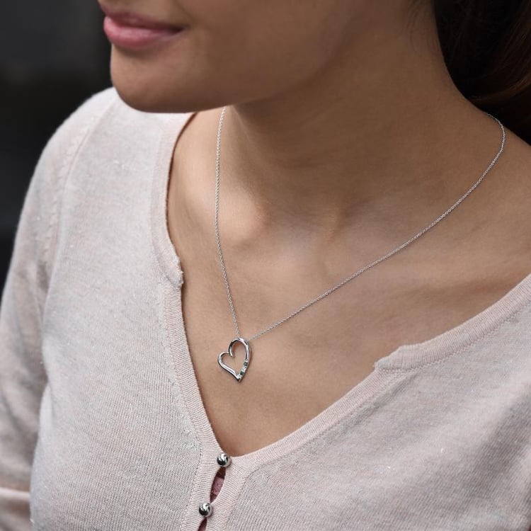 Silberner Anhänger mit einem Herzen mit Smaragden und einem Diamanten Tanish 103579