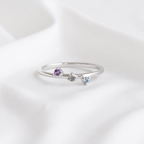 Minimalistischer Ring mit drei Edelsteinen Idalia
