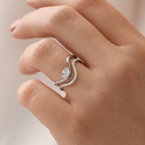 Atypischer Verlobungsring mit einem tropfenförmigen Lab Grown Diamanten Kylie