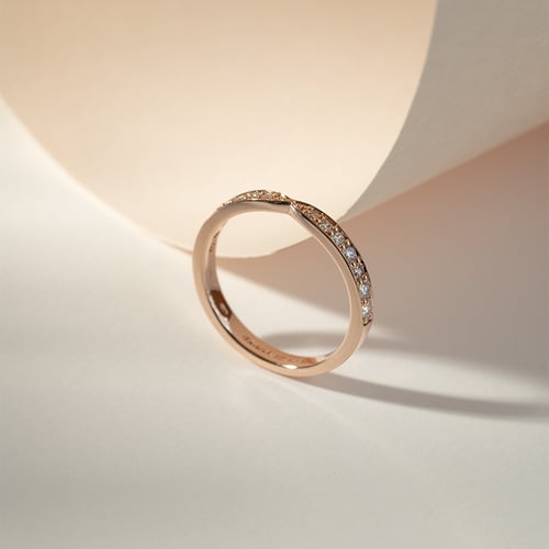 Eheringe aus einem Eternity-Ring mit Moissaniten und einem flachen Ring Turpein