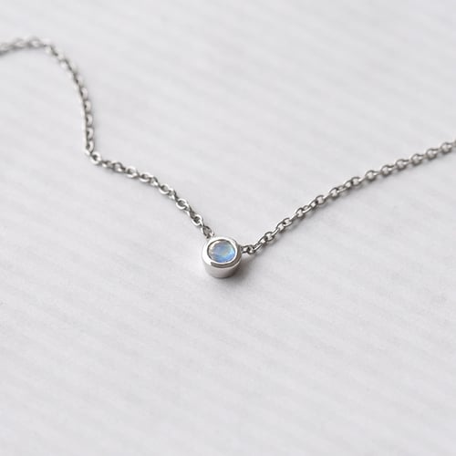 Silberne minimalistische Kette mit einem Mondstein Glosie