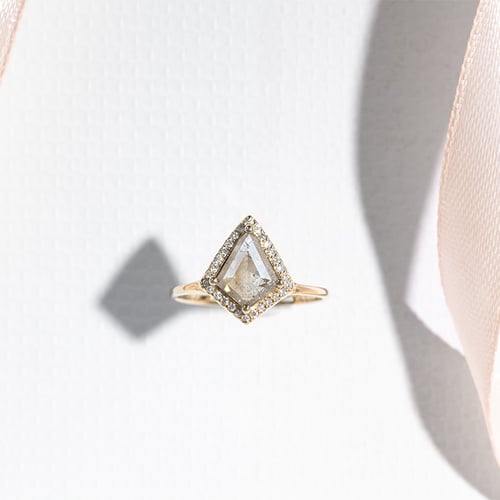 Ring mit Salt and Pepper Diamanten in Kite-Form Bjorn