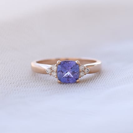 Goldener Ring mit Tansanit und Diamanten Essa