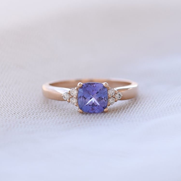 Goldener Ring mit Tansanit und Diamanten Essa 62040
