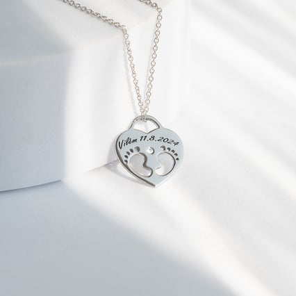 Silberner Anhänger mit Kinderfüßchen, einem Diamanten und Gravur Olivia