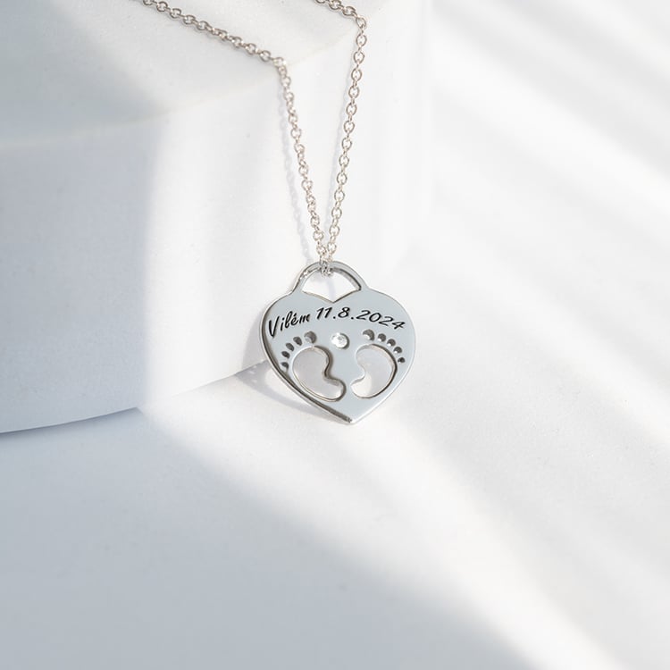 Silberner Anhänger mit Kinderfüßchen, einem Diamanten und Gravur Olivia 144599