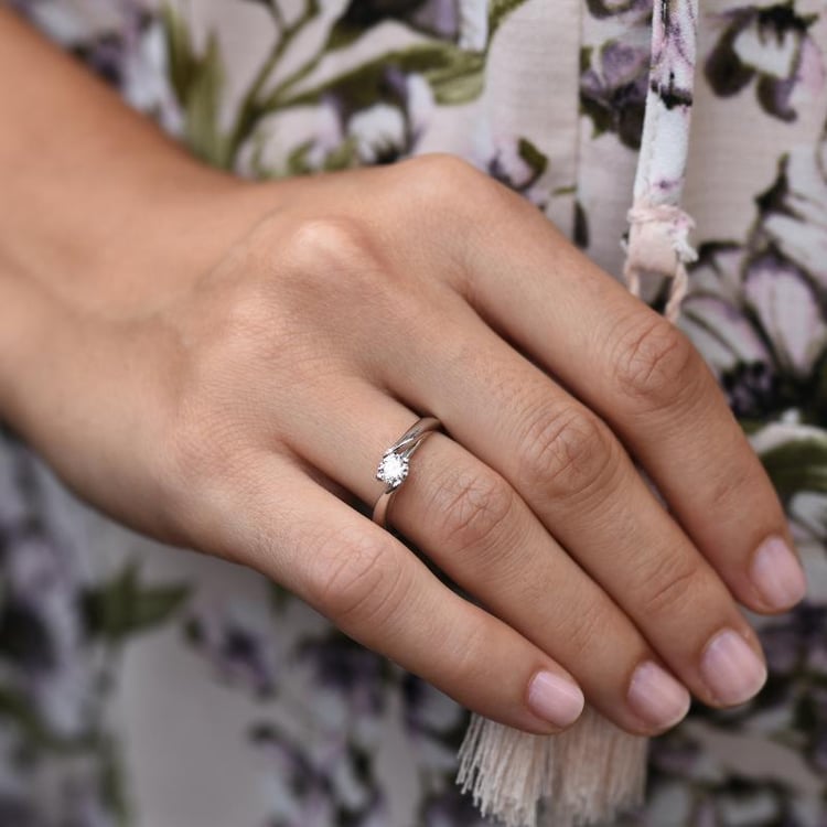 Finger mit Platin Verlobungsring 90295