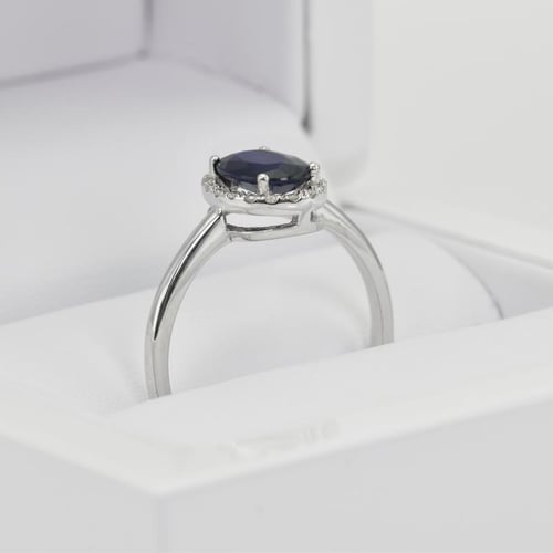 Halo Verlobungsring mit ovalem Saphir und Diamanten Arya