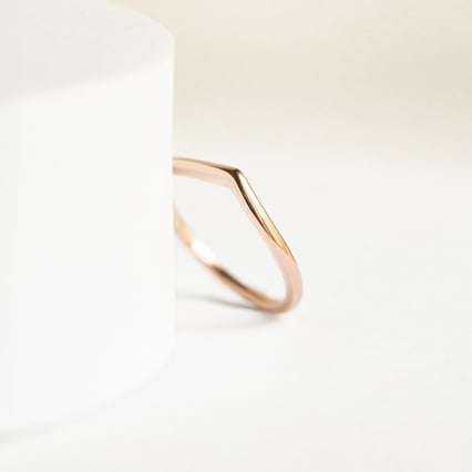 Minimalistischer Ring in V-Form Angelina