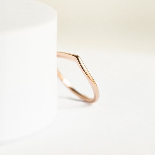Minimalistischer Ring in V-Form Angelina
