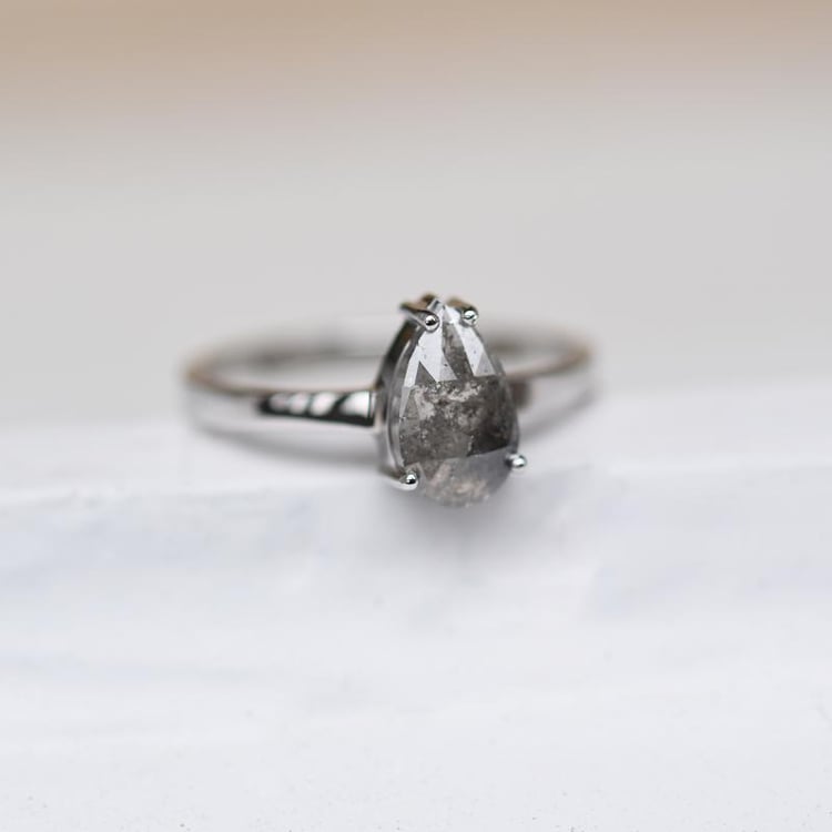 Goldring mit pear Salt and Pepper Diamant Lizia 48686