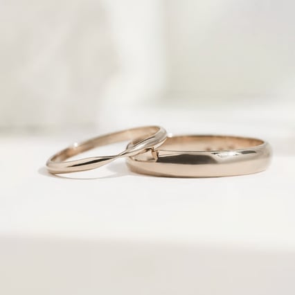 Goldene Eheringe mit verengtem Umfang aus Haselnussgold Aeneas