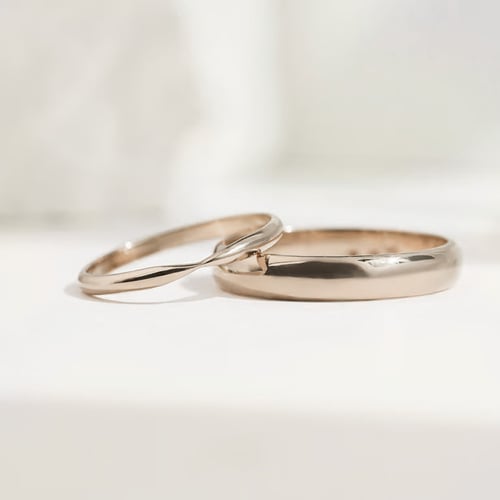 Goldene Eheringe mit verengtem Umfang aus Haselnussgold Aeneas